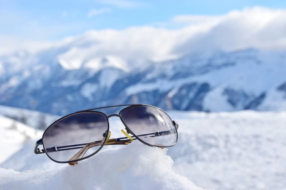 Brendirane naocare za sunce na vrhu planine.