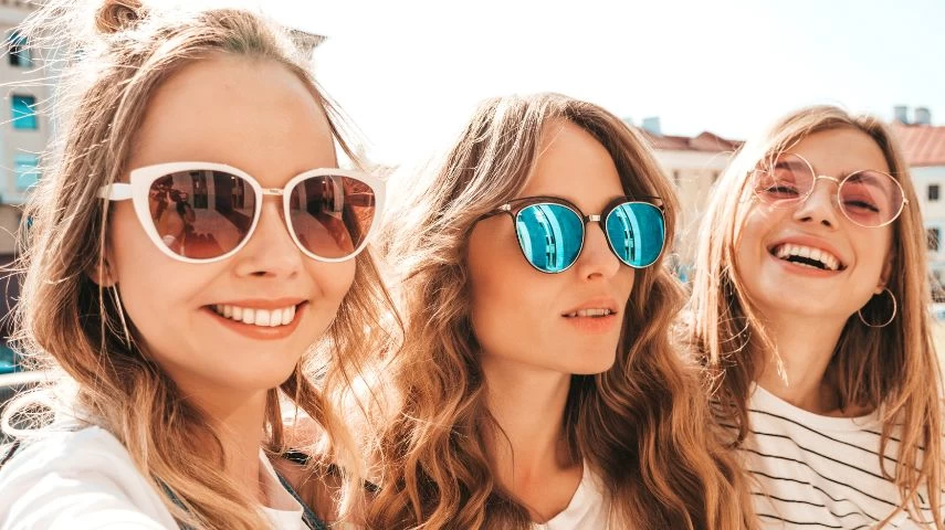 Tri devojke nose moderne ženske naočare za sunce.