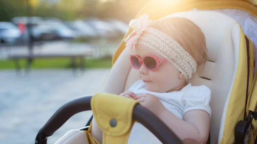 Beba nosi naočare za sunce za bebe.