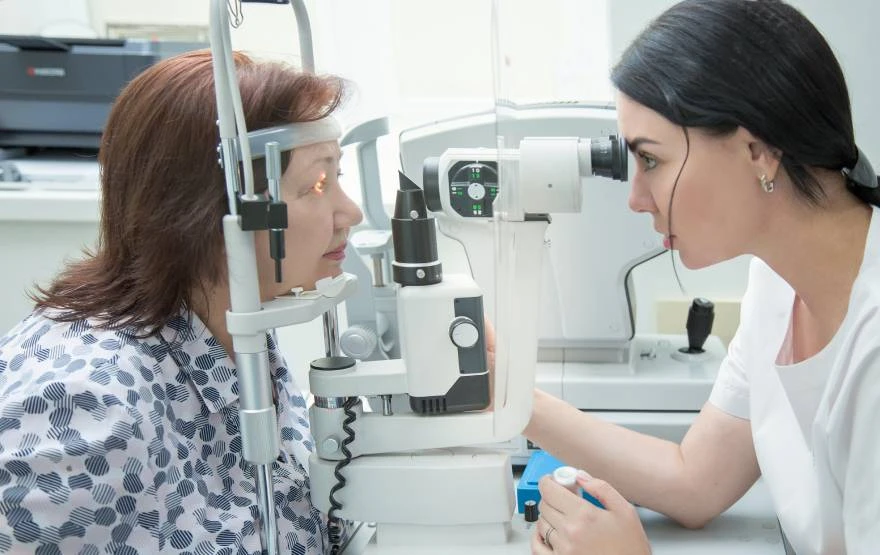 zena kod oftamologa dobija pregled oka