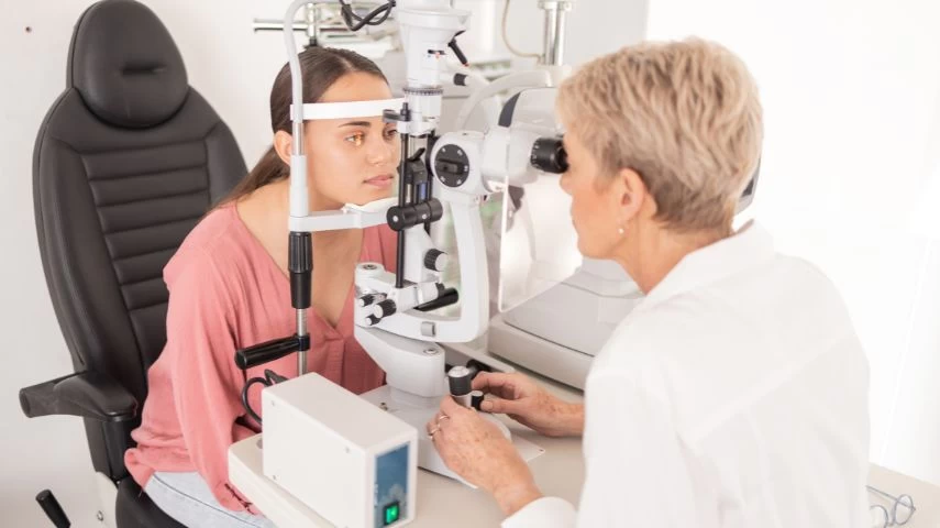 Devojka na pregledu vida kod oftalmologa.